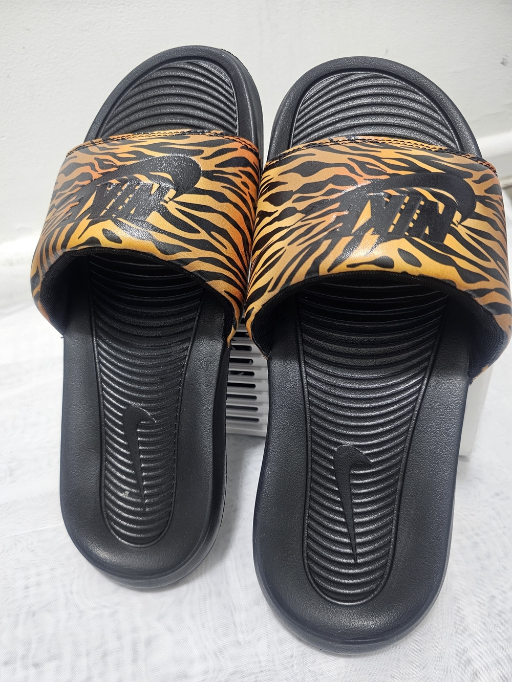 Nike Women's Victori One Slide Sandals Black/Brown Animal Print Strap US 9 Logo - Picture 2 of 9